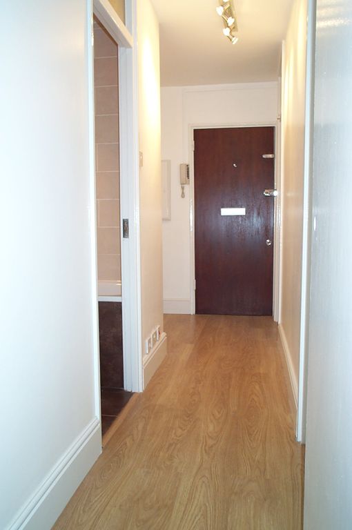 Property photo 3 of 9 Hall