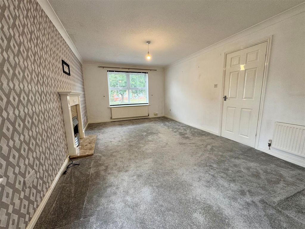 Property photo 2 of 11 Lounge