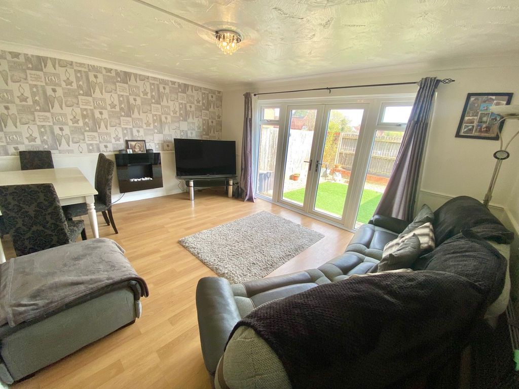 Property photo 3 of 13 Lounge