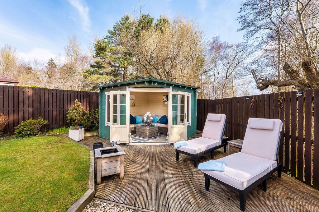 Property photo 2 of 84 Summer House