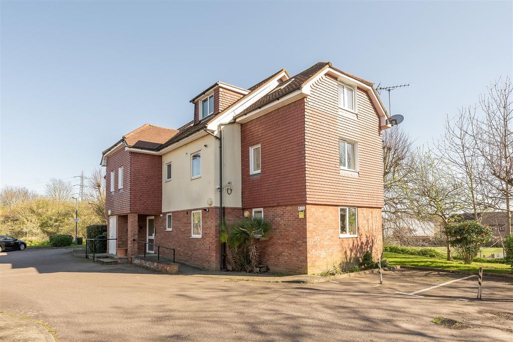 Property photo 1 of 27 Lime Tree Close, E18