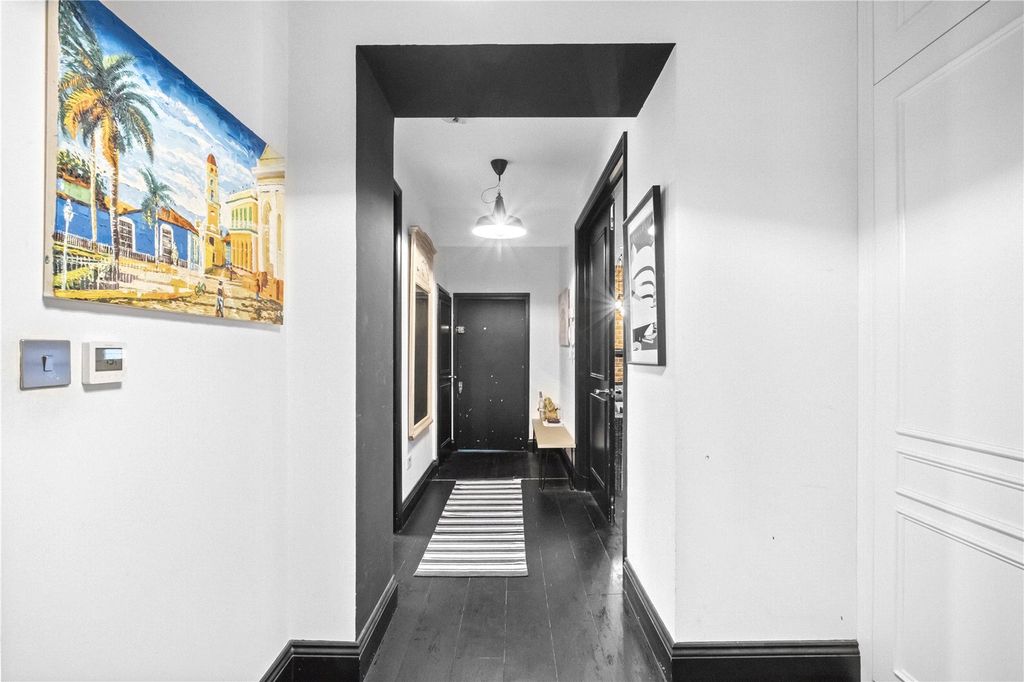 Property photo 3 of 14 Foyer