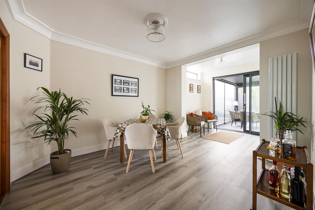 Property photo 3 of 45 Dale View, E4