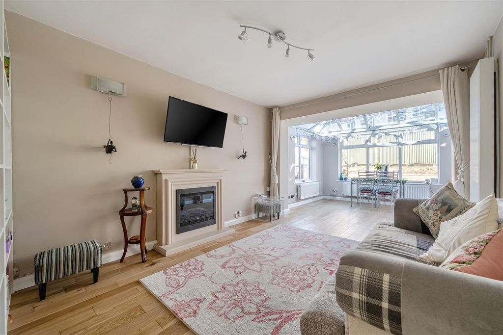 Property photo 2 of 20 1394566-9-695Bb752A184B.Jpg