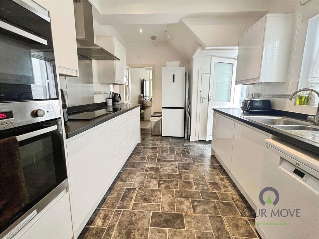 Property photo 3 of 17 Kitchen