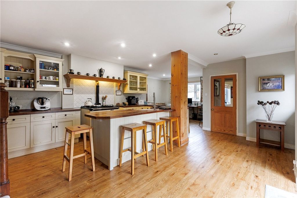 Property photo 2 of 32 Kitchen / Breakfast