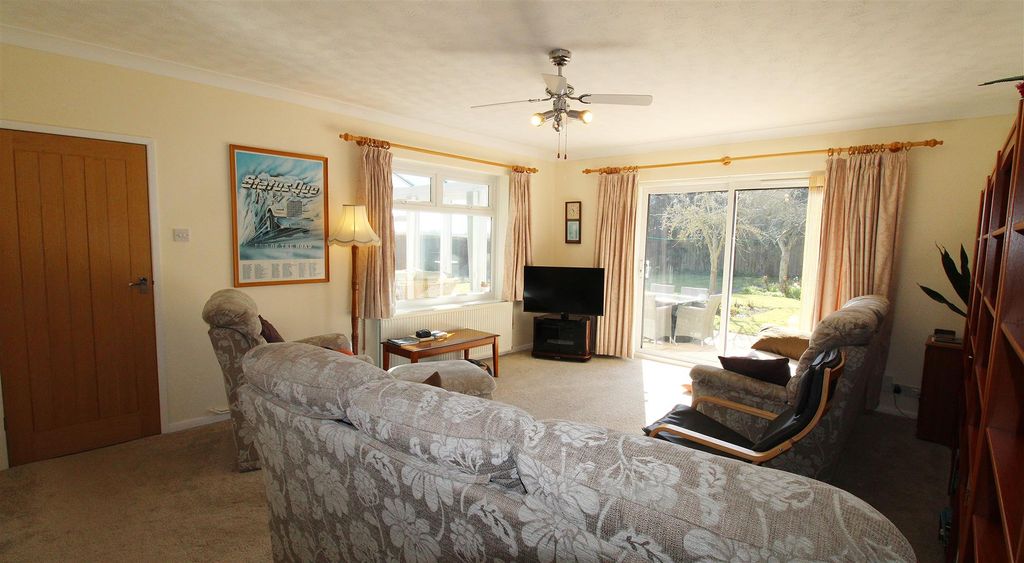 Property photo 2 of 23 Living Room