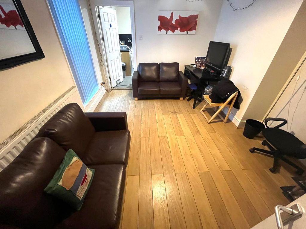 Property photo 2 of 9 x (25)