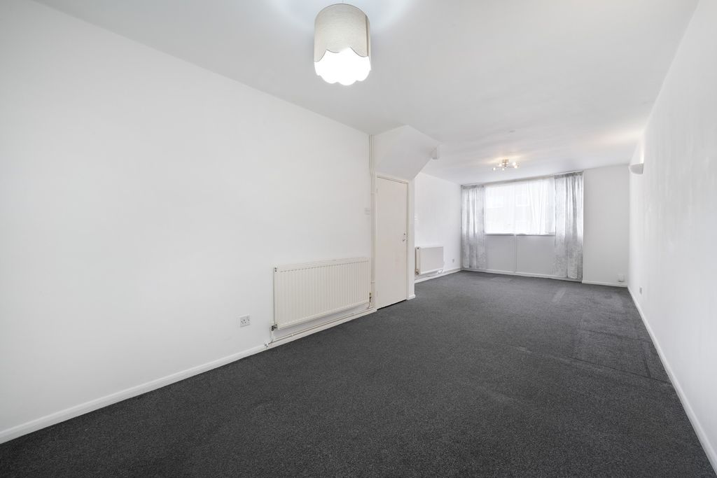 Property photo 3 of 18 Lounge