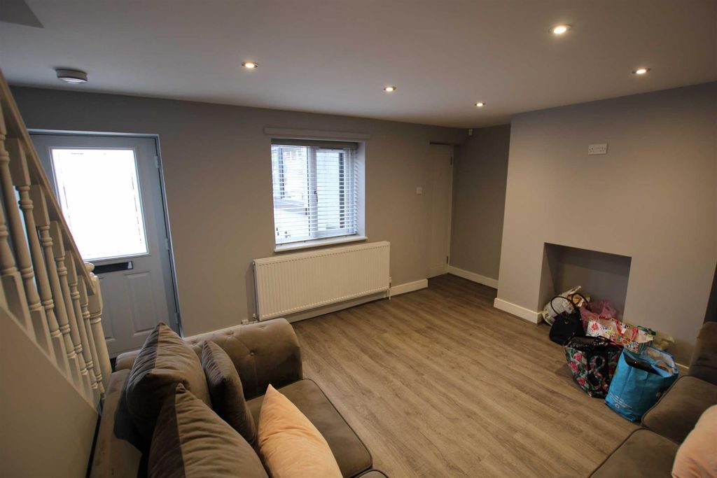 Property photo 3 of 12 Entrance / Living Room: