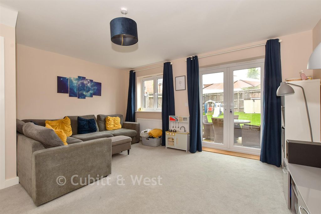 Property photo 3 of 17 Lounge