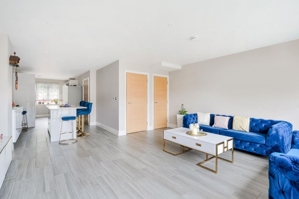 Property photo 3 of 14 Chessington Road -11.Jpg