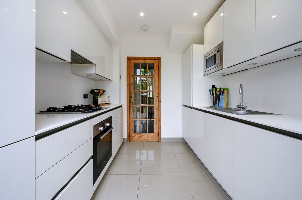 Property photo 2 of 17 Picture No. 16