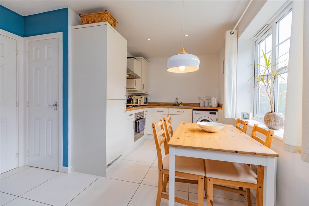 Property photo 3 of 9 Approach