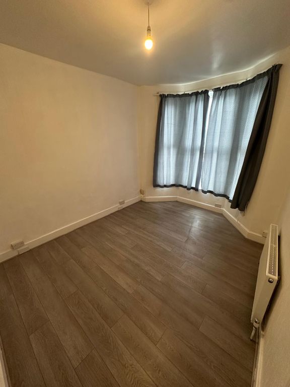 Property photo 1 of 17 Room 1