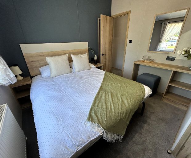 Property photo 3 of 5 1912 Lodge Bedroom At Hoburne Cotswold