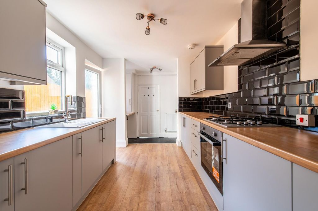 Property photo 3 of 16 Kitchen