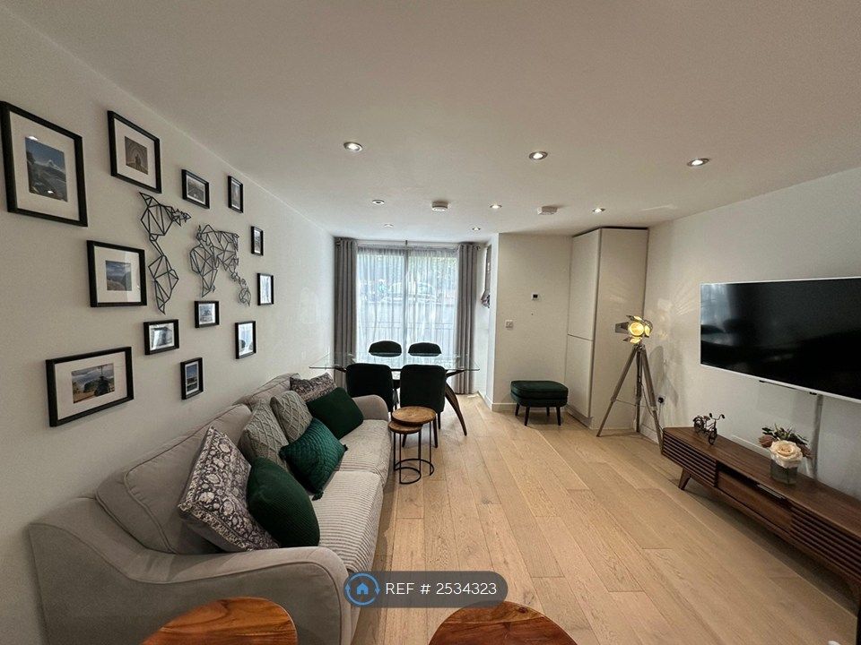 Property photo 1 of 21 Living Room