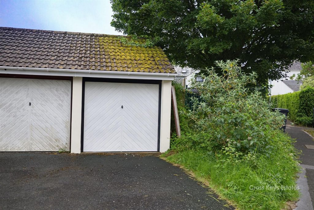 Property photo 2 of 9 Garage