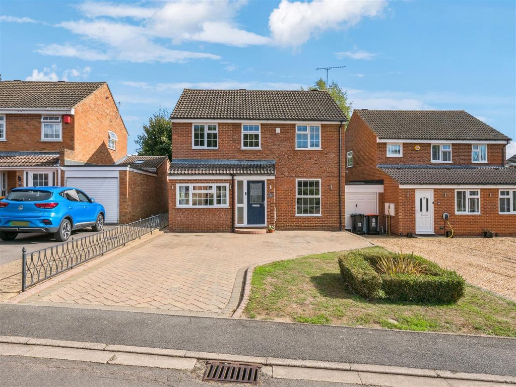 Property photo 1 of 23 Lomond Drive, Linslade