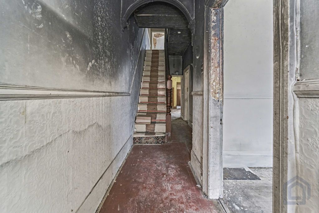 Property photo 2 of 32