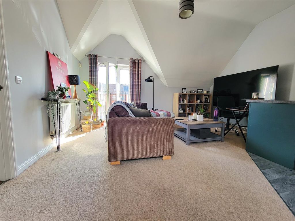Property photo 2 of 11 Living Space