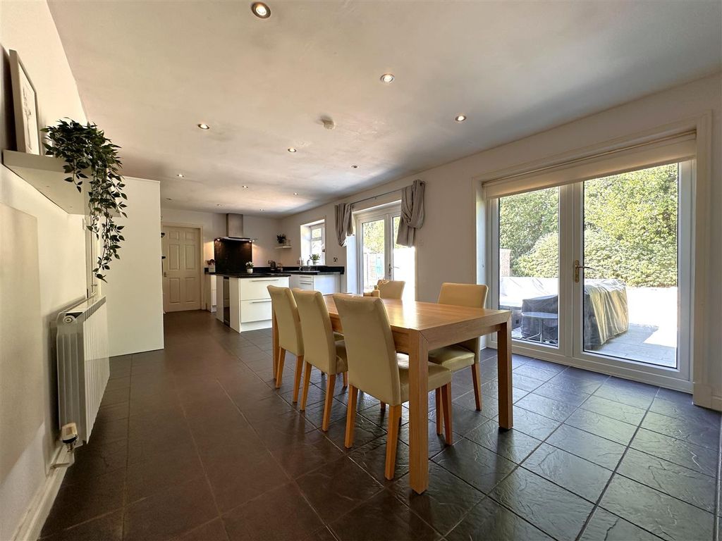 Property photo 2 of 28 Superb Open-Plan Dining Kitchen 092