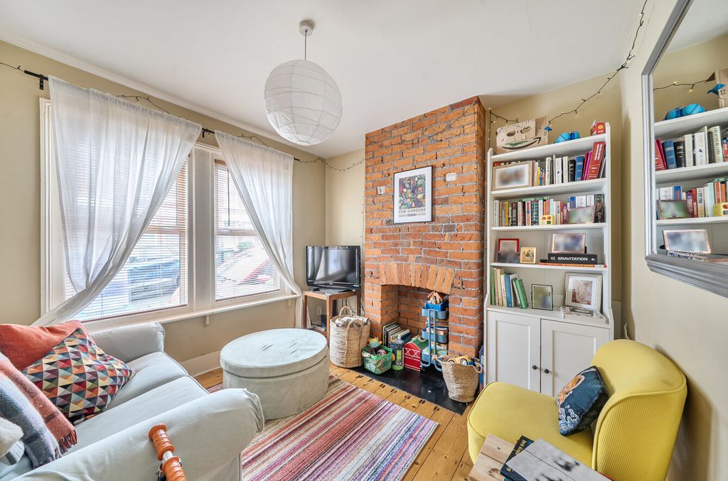 Property photo 2 of 15 1404201-10-697225...