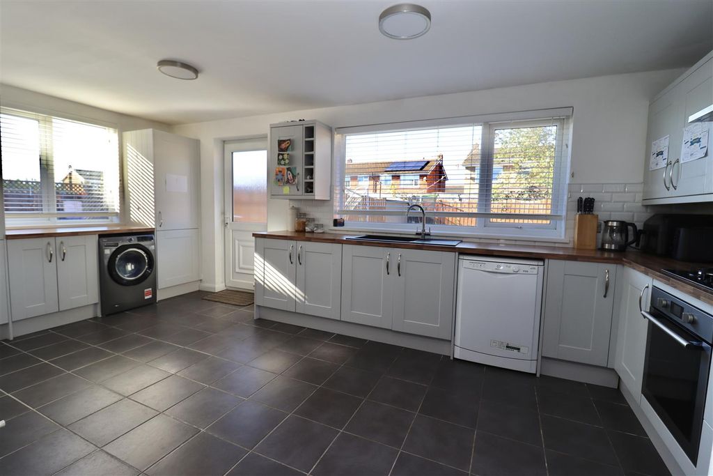 Property photo 3 of 13 Kitchen