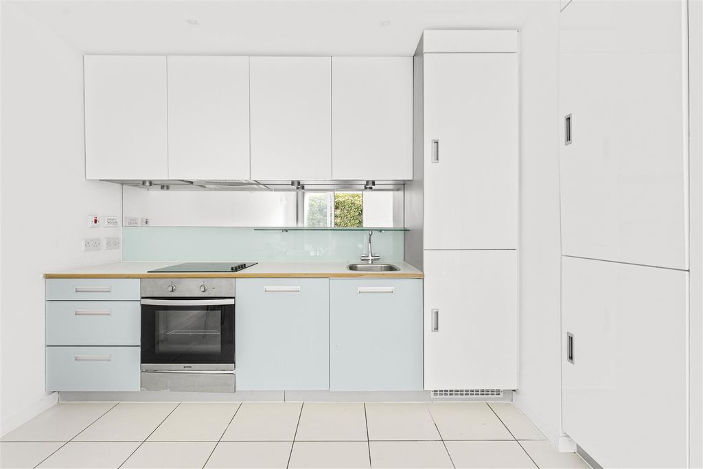 Property photo 3 of 10 Kitchen