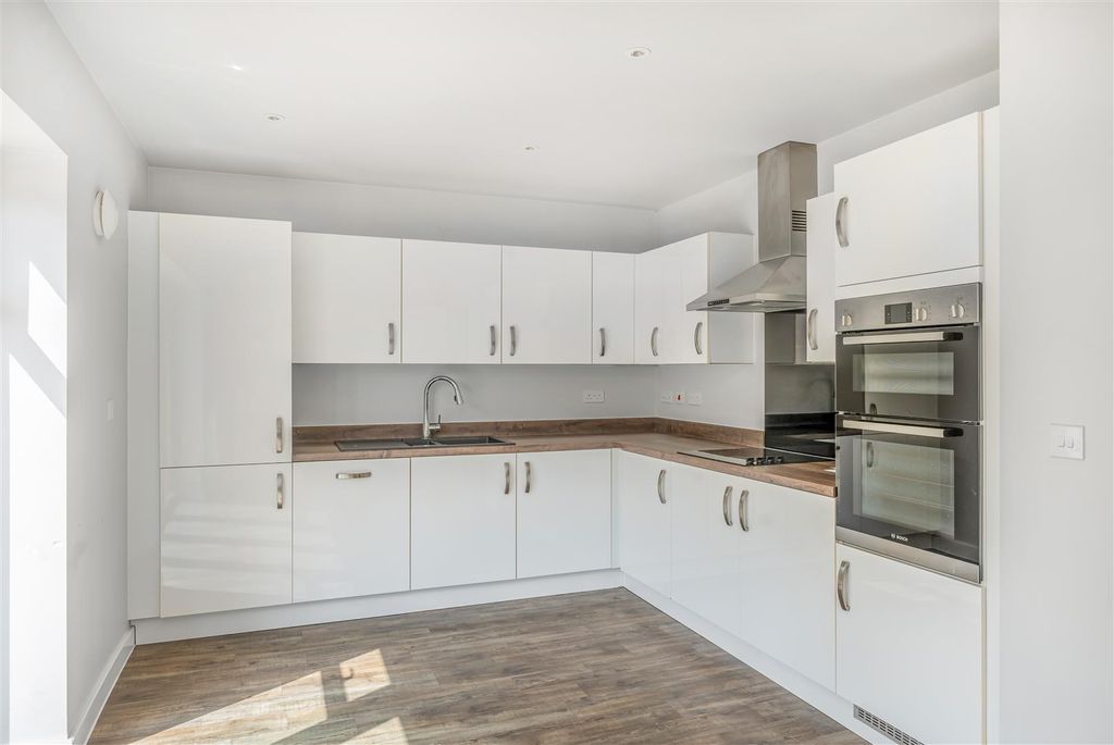 Property photo 3 of 13 26 George Parish Road, Banbury-8.Jpg