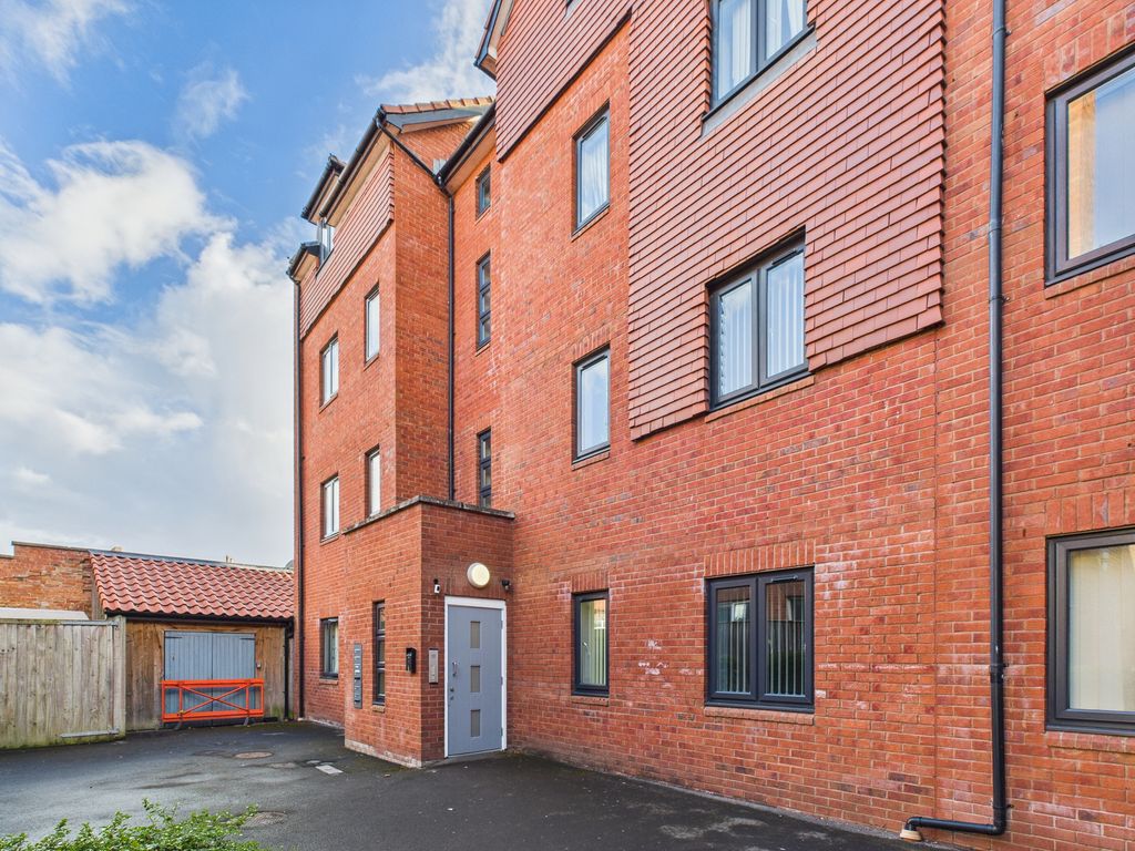 Property photo 1 of 11 Communal Entrance