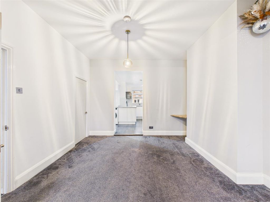 Property photo 3 of 12 Cam05193G0-Pr0076-Still006.Jpg