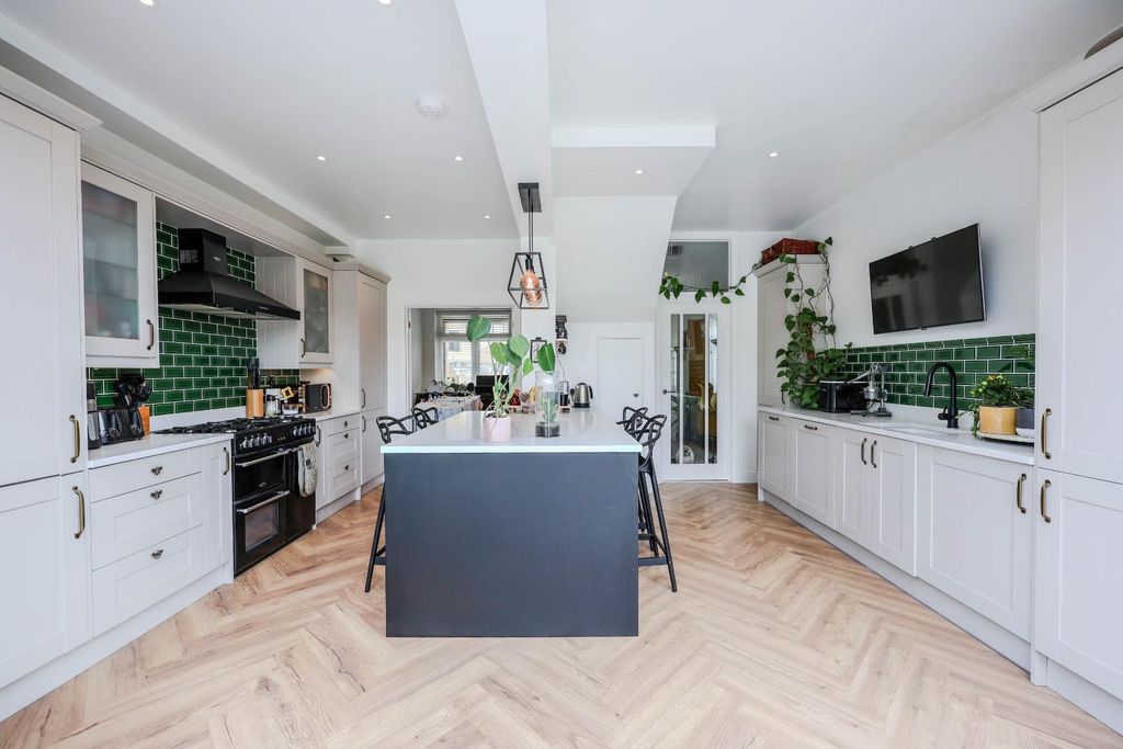 Property photo 2 of 30 Kitchen