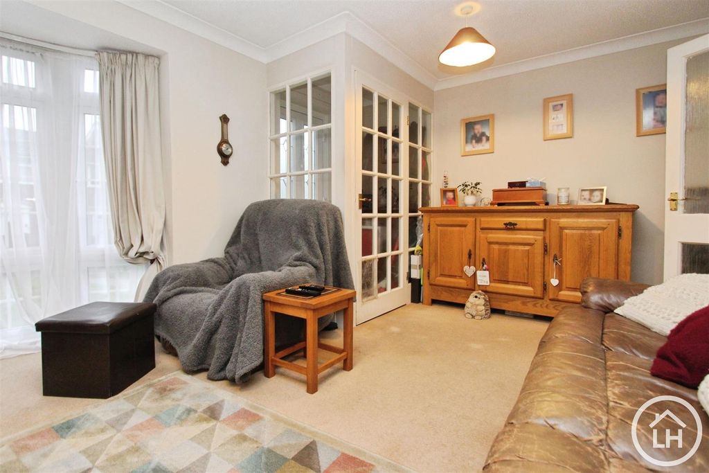 Property photo 3 of 13 Lounge