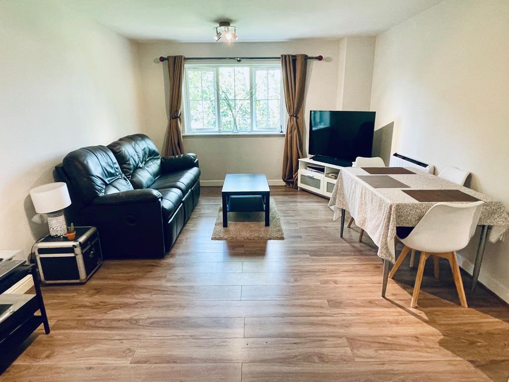 2 bed flat for saleWaterside, Chesham HP5 photo 4