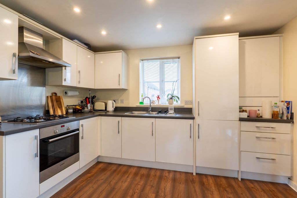 Property photo 3 of 13 4890296