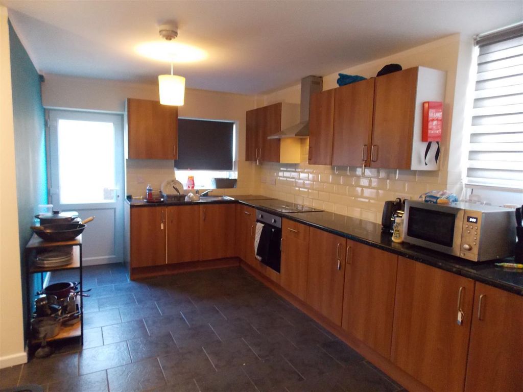 Property photo 1 of 2 Temple Kitchen.Jpg