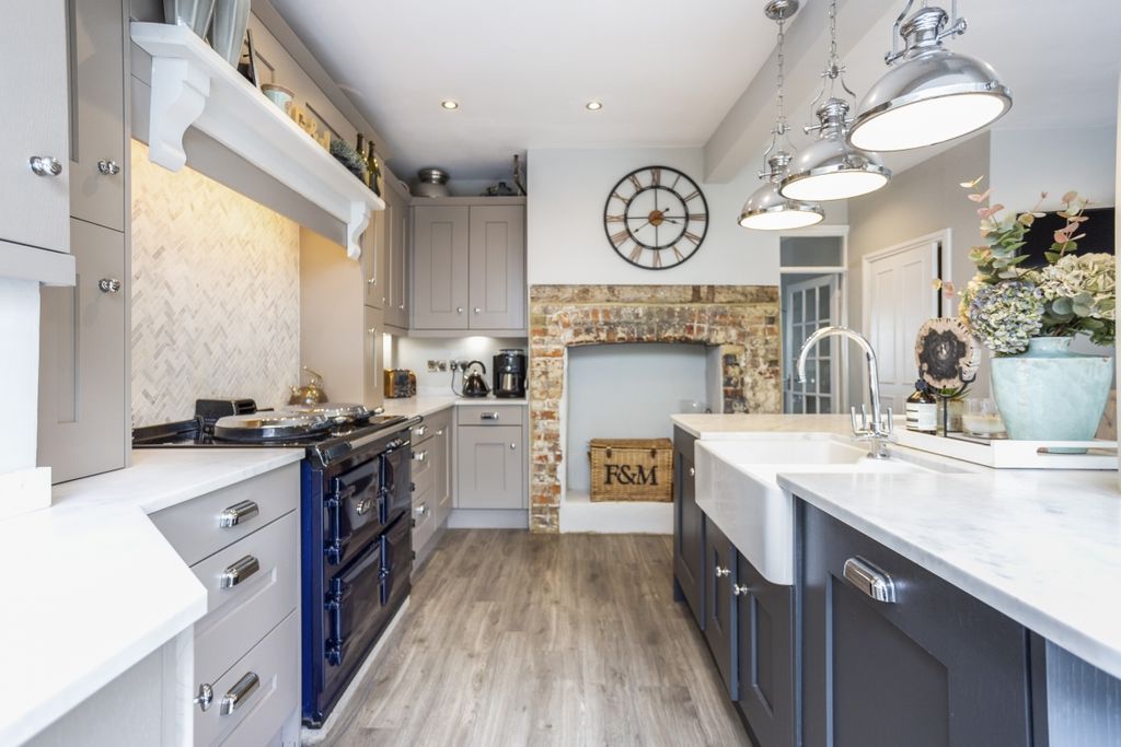 Property photo 3 of 11 Kitchen