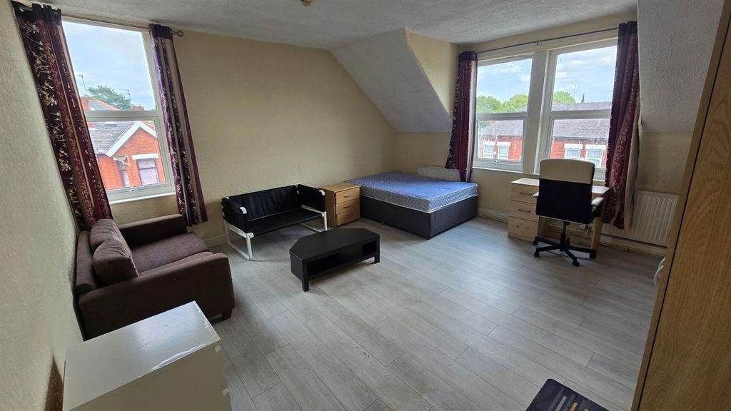 Property photo 1 of 15 Bright, Spacious Attic Double Bedroom With Large d...