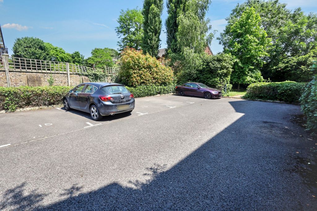 Property photo 1 of 24 11 Celandine Grove, Southgate, London, N14 4Bp