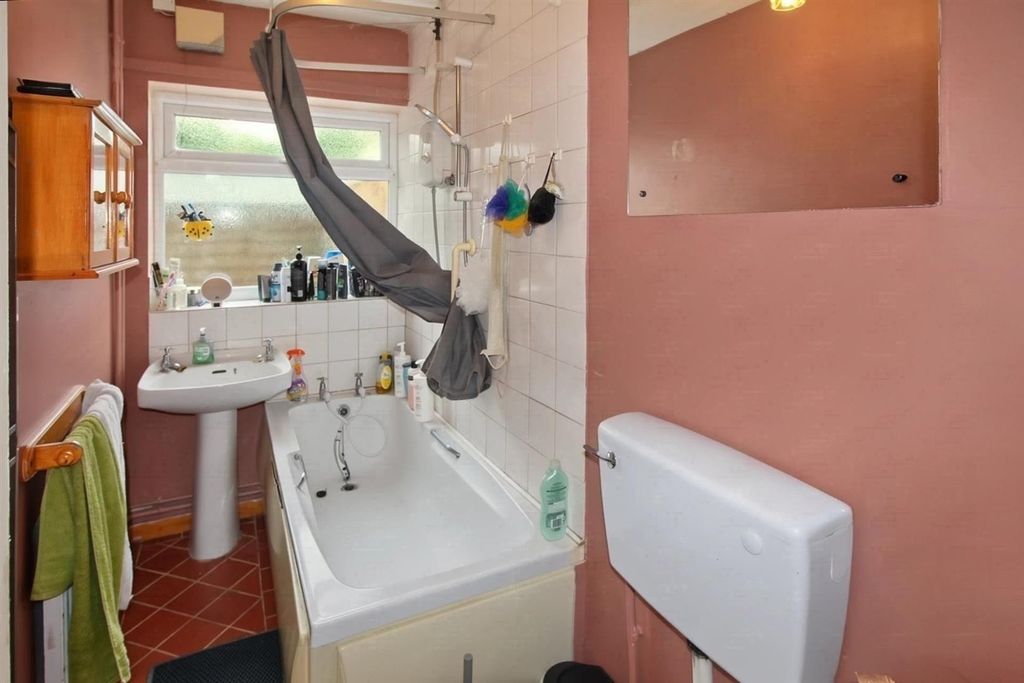 Property photo 1 of 11 Bathroom