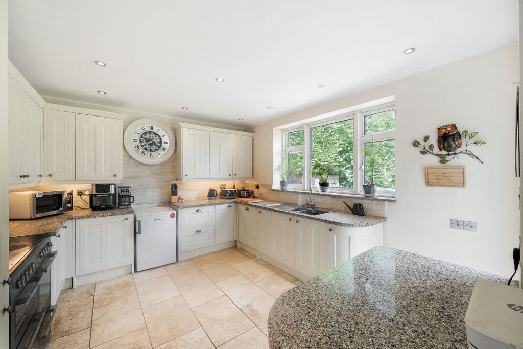 Property photo 2 of 33
