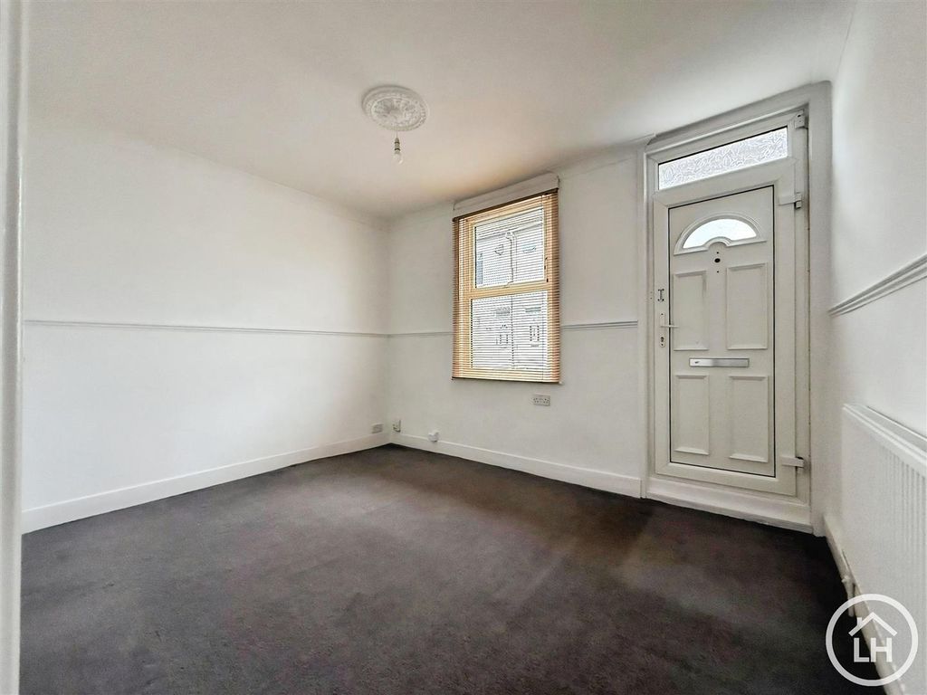 Property photo 2 of 11 Lounge