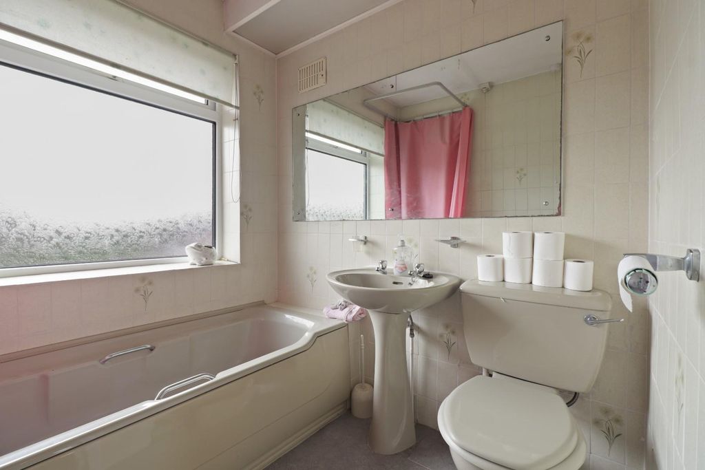 Property photo 3 of 18 Bathroom