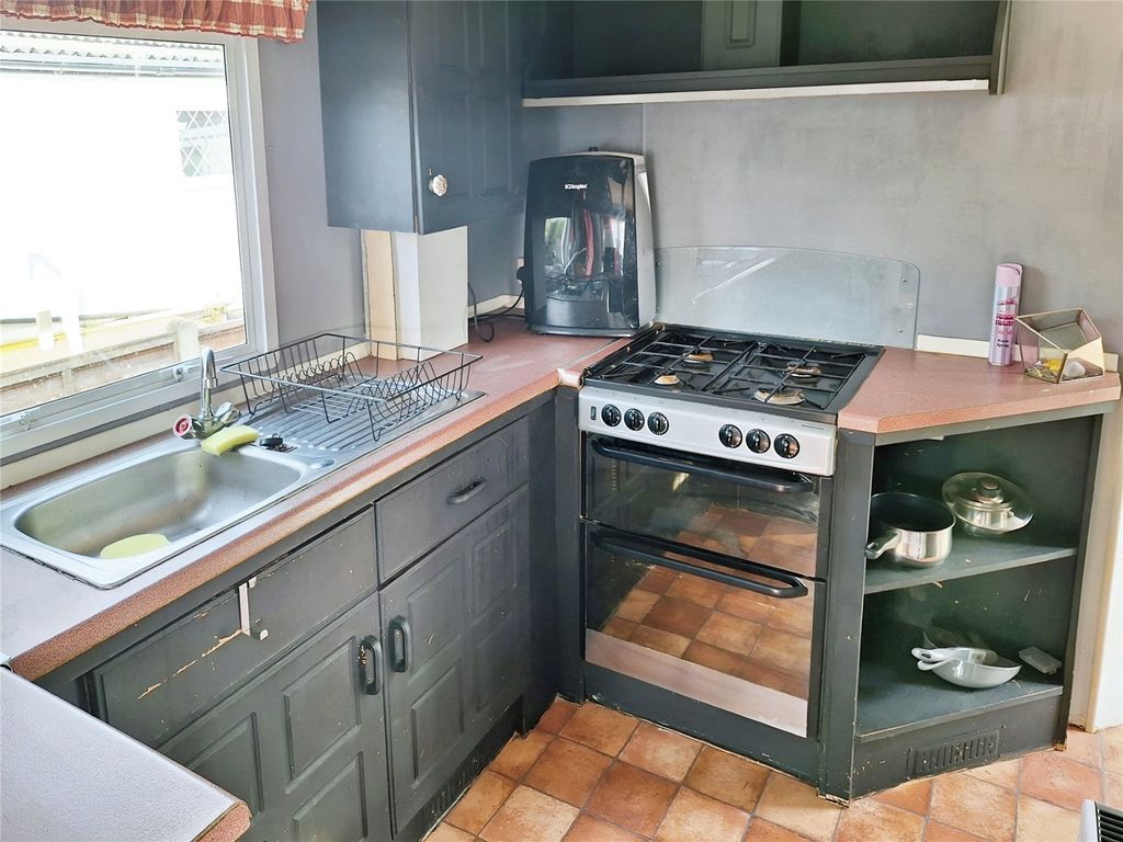 Property photo 3 of 9 Kitchen