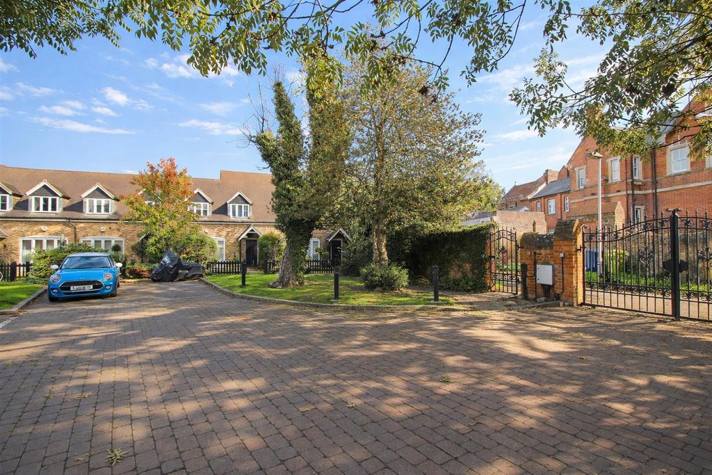 Property photo 2 of 20 Driveway