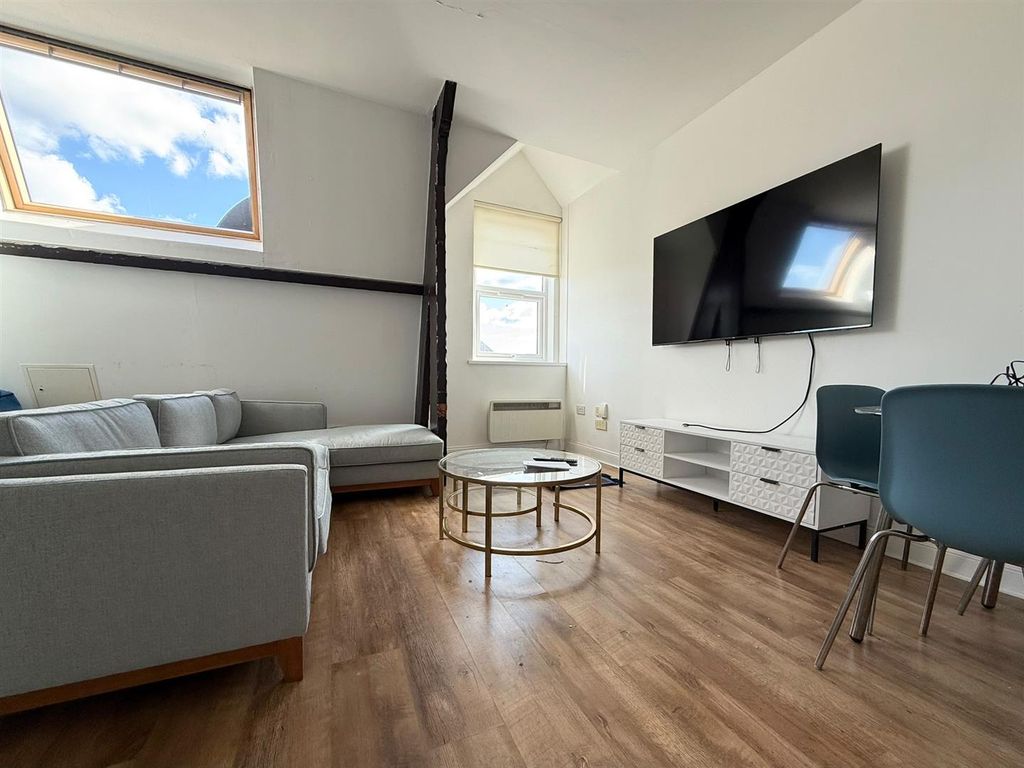 Property photo 3 of 10 10 Living.Jpg