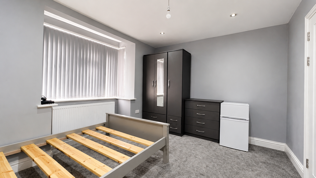 Property photo 3 of 6 25 Leeds Road, Room1