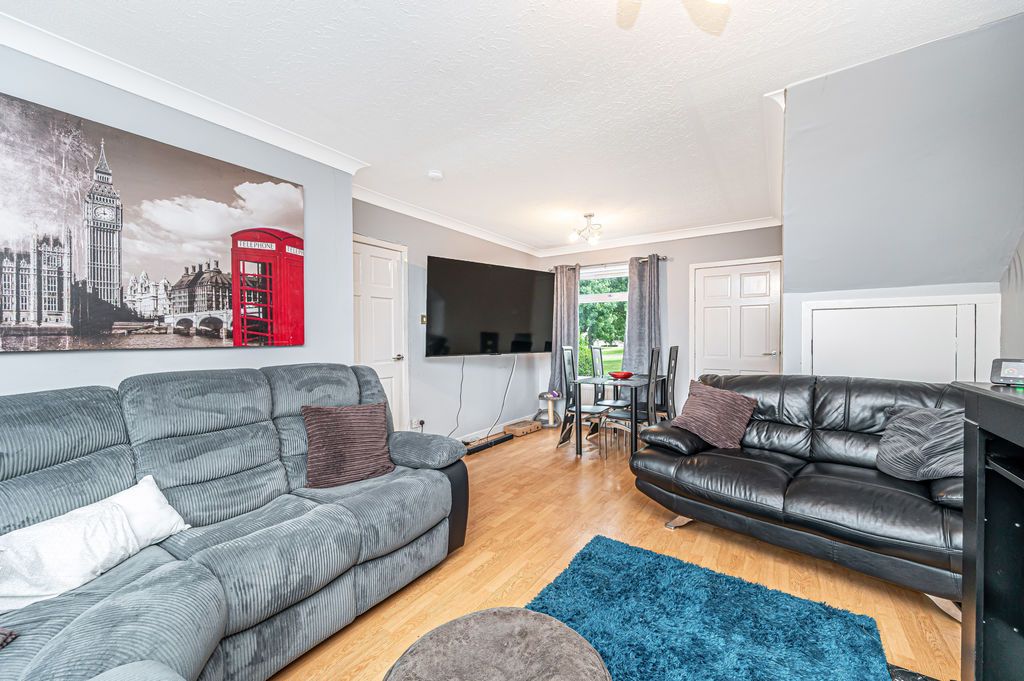 Property photo 3 of 18 Lounge